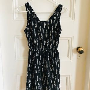 H&M V-neck dress w/ small back cut-out